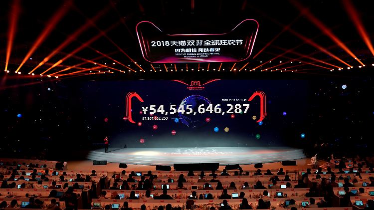 Alibaba macht am Singles' Day Kasse. Die Anzeige auf der Bühne der Mercedes-Benz-Arena in Schanghai zeigt die gigantischen Umsatzzahlen.