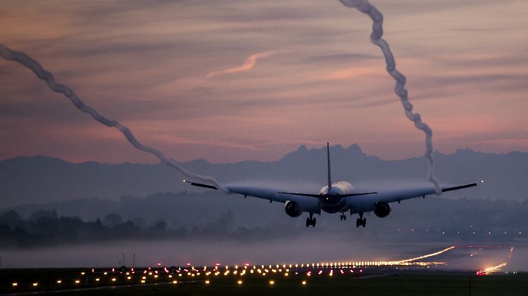 Eine Boeing 777-300 der Swiss International Airlines landet im Morgengrauen sicher - doch nicht immer klappt eine problemlose Landung.