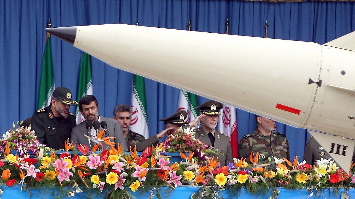 Irans Präsident Ahmadinedschad (2.v.l) gemeinsam mit Verteidigungsminister Wahidi (l) hinter einer Rakete bei einer Parade zum Tag der Armee.
