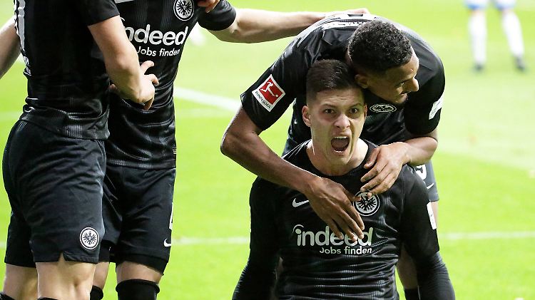 Luka Jovic startet den Torreigen der Frankfurter und legt selbst noch nach.