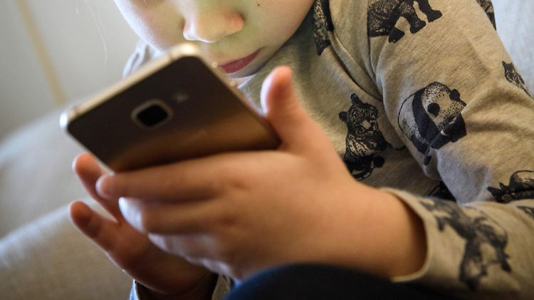Sogenannte Cybergroomer erschleichen sich mit Fake-Profilen das Vertrauen von Kindern online.