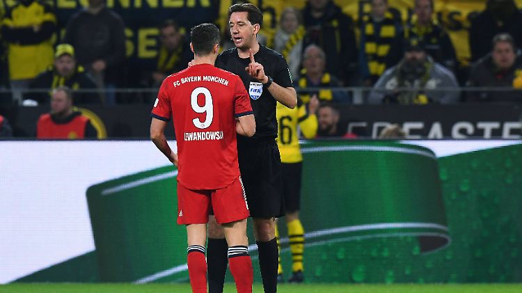 Schiedsrichter Manuel Gräfe hat die Partie zwischen Borussia Dortmund und dem FC Bayern München laut "Collinas Erben" mit bemerkenswerter Sicherheit geleitet.