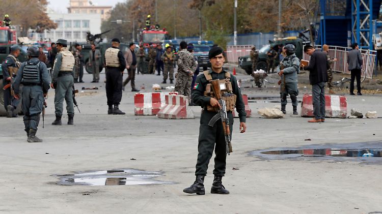 Blutiger Anschlag in Kabul: Schwer bewaffnete Sicherheitskräfte riegeln den Tatort ab.