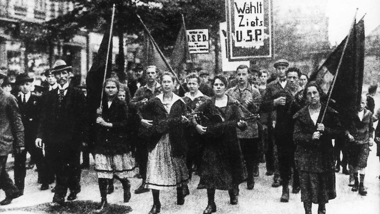 Frauen demonstrieren im Jahr 1919 für die Unabhängige Sozialdemokratische Partei Deutschlands und deren Kandidatin Luise Zietz.