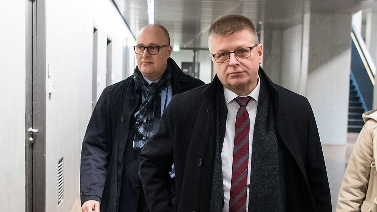 Manchen in der Geheimdienstwelt gilt der 58-jährige Jurist (r.) als ausgesprochen trocken.