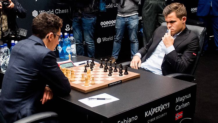 Bislang gab es im WM-Duell zwischen Fabiano Caruana (l.) und Schach-Weltmeistern Magnus Carlsen (r.) noch keinen Sieg.