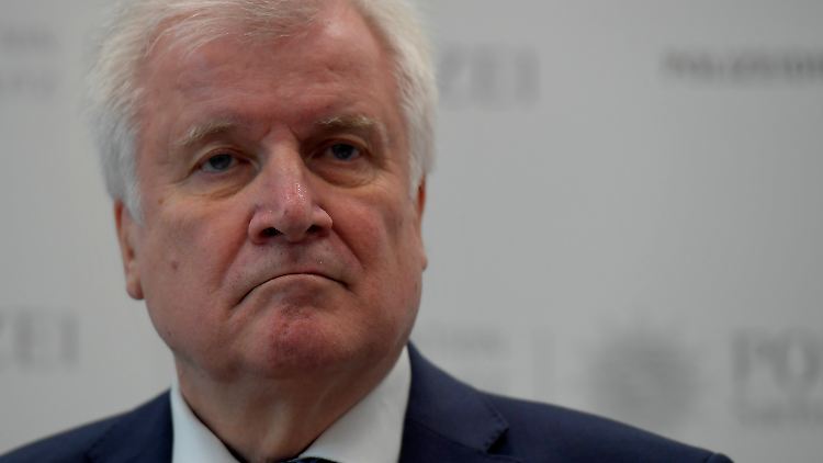"Ich lasse mich nicht von einer Kanzlerin entlassen, die nur wegen mir Kanzlerin ist", sagte Seehofer im Juli. Kurz zuvor hatte er Berichte über ein Zerwürfnis mit Merkel als "Fake News" bezeichnet.