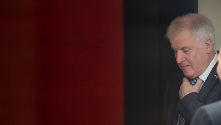 Als CSU-Chef tritt Horst Seehofer zurück. Doch Innenminister will der 69-Jährige weiter bleiben.