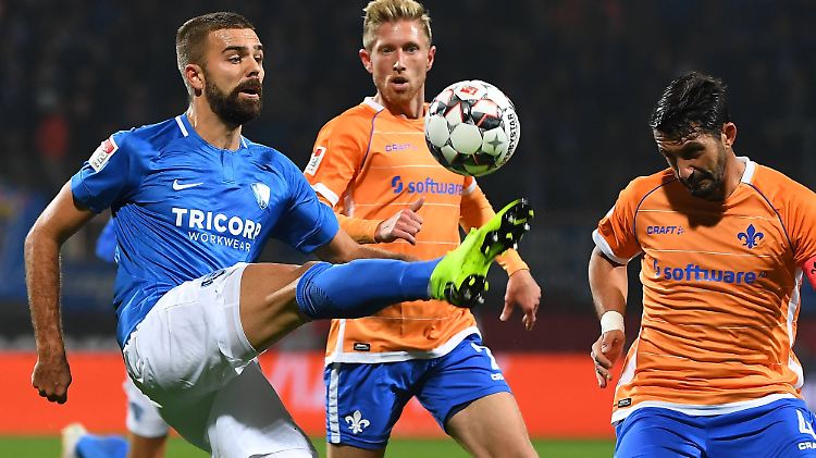 Bochums Lukas Hinterseer (l.) und Darmstadts Aytac Sulu (r.) schenkten sich nichts.