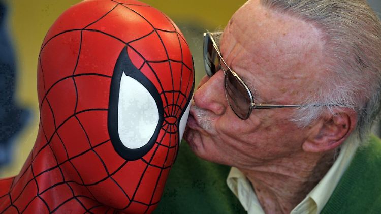 Stan Lee mit einer seiner bekanntesten Schöpfungen, Spider-Man.