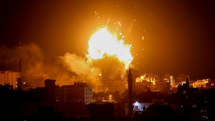 Nach einem israelischen Luftangriff ist eine Explosion an der Station des Hamas-Fernsehsenders Al-Aksa zu sehen.