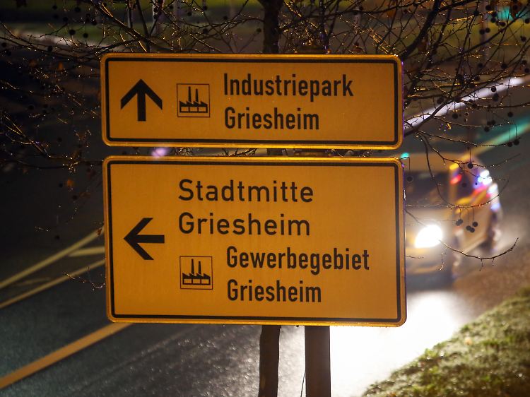 Großräumige Sicherheitsmaßnahme: Die austretende Salzsäure führte nach Angaben der Feuerwehr zu keiner größeren Schadstoffbelastung der Umgebung.