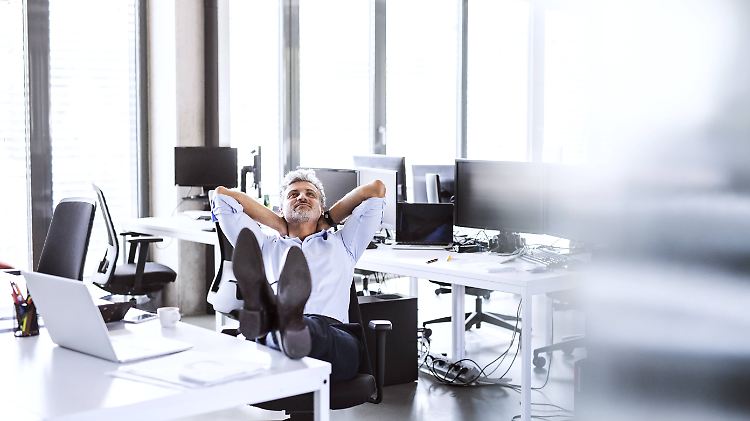 Füße hoch und während der Arbeit kurz entspannen - ein Viertel der arbeitenden Bevölkerung kennt das gar nicht.