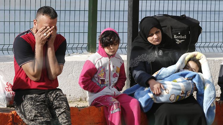 Von der türkischen Küstenwache aufgegriffene Flüchtlinge warten auf ihren Weitertransport in ein Flüchtlingslager.