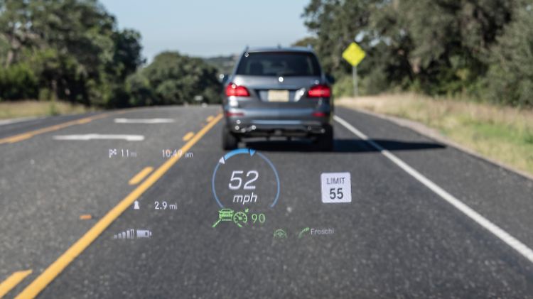 Ein größeres Head-up-Display als im Mercedes GLE gibt es momentan wohl in keinem anderen Auto.