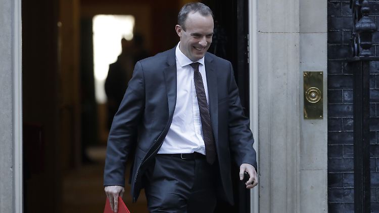 Dominic Raab, Minister für den Austritt aus der Europäischen Union von Großbritannien, verlässt nach einer Kabinettssitzung die Downing Street.