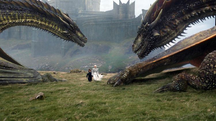 Drachenmutter Daenerys Targaryen mit zwei ihrer Schützlinge.