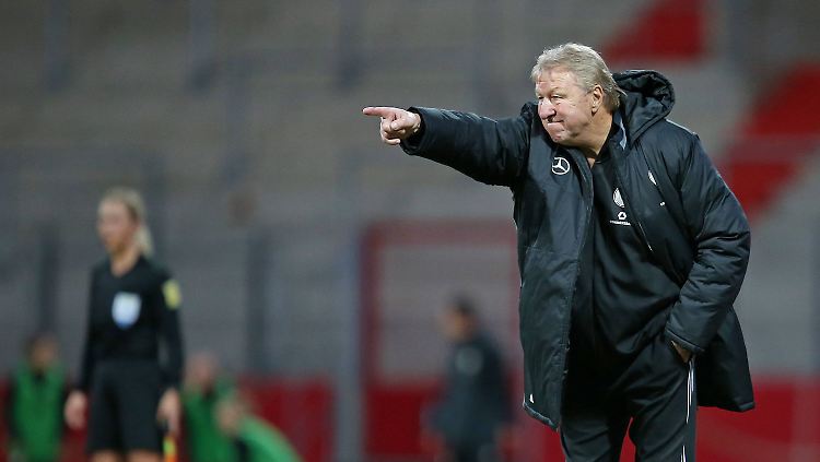 Ein letztes Mal energiegeladen an der Seitenlinie: Horst Hrubesch.