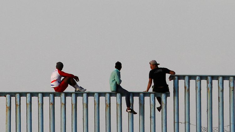 Erste Flüchtlinge der sogenannten Migranten-Karawane erreichen die US-Grenze.
