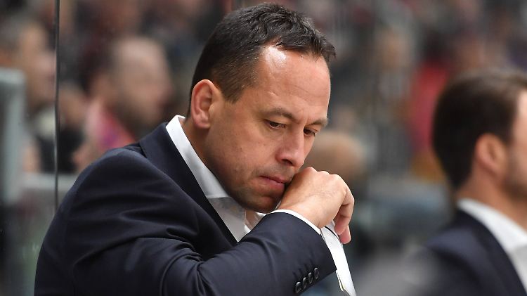 Ex-Eishockey-Bundestrainer Marco Sturm ist mit einer herben Niederlage in seinen neuen Job in der NHL gestartet.
