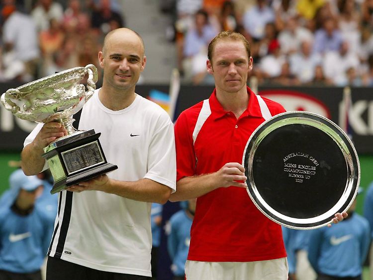 Sein größter Erfolg: Rainer Schüttler im Januar 2003 mit Andre Agassi in Melbourne.