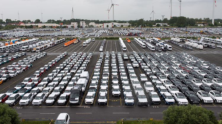 Bereit für den Transport: Am Autoterminal in Bremerhaven warten Neuwagen von Mercedes-Benz und BMW auf den Übersee-Export.