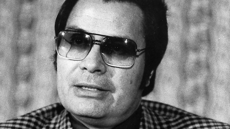 Sekten-Anführer Jim Jones kontrolliert das Leben in Jonestown und befiehlt schließlich den Massenselbstmord, bei dem auch er stirbt.