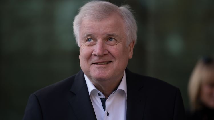 Horst Seehofer gibt sein Parteiamt auf, will aber Bundesinnenminister bleiben.