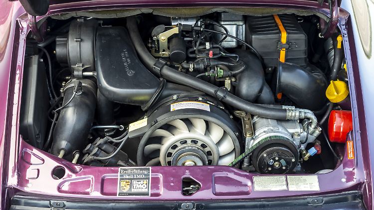 Der 3,6 Liter mit vergrößertem luftgekühltem Boxermotor und serienmäßigem Drei-Wege-Katalysator war dank Doppelzündung sparsamer als sein Vorgänger.