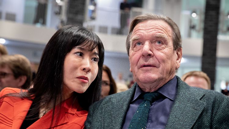 Gerhard Schröders Ehefrau Kim äußert sich besorgt über Schröders Eintrag auf der Liste ukrainischer "Staatsfeinde".