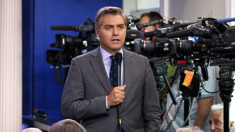Das Weiße Haus hatte Acostas Akkreditierung nach einer turbulenten Pressekonferenz des Präsidenten bis auf Weiteres suspendiert. 