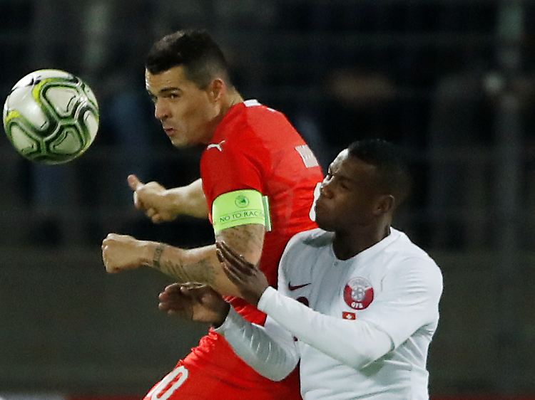 Granit Xhaka, hier im Duell mit Assim Madebo, hat sich mit der Schweizer Nati gegen Katar blamiert.