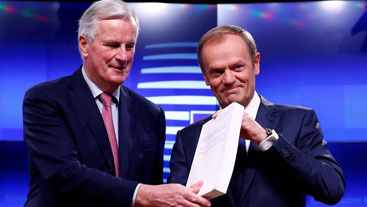 Michel Barnier und Donald Tusk präsentieren sichtlich stolz den Entwurf für das Brexit-Abkommen.