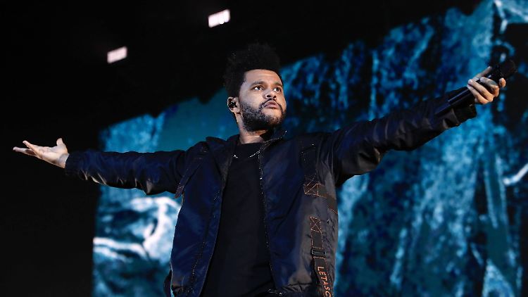 Beruflich steht gerade ein bisschen Ärger an, aber privat läuft es für The Weeknd super. 