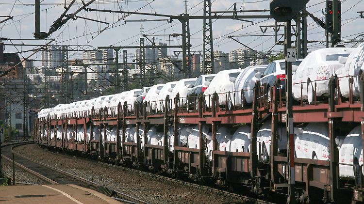 Neuwagen-Transport auf der Schiene: Europaweit geht die Zahl der Neuzulassungen im Oktober zurück.