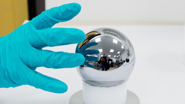 Eine exakt ein Kilogramm schwere Kugel aus Silizium  in der Physikalisch-Technischen Bundesanstalt in Braunschweig.