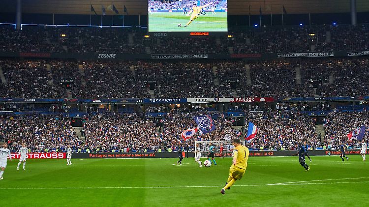 Vollbesetztes Haus: Im Oktober unterliegt die deutsche Nationalmannschaft im Stade de France zu Paris dem Weltmeister aus Frankreich.