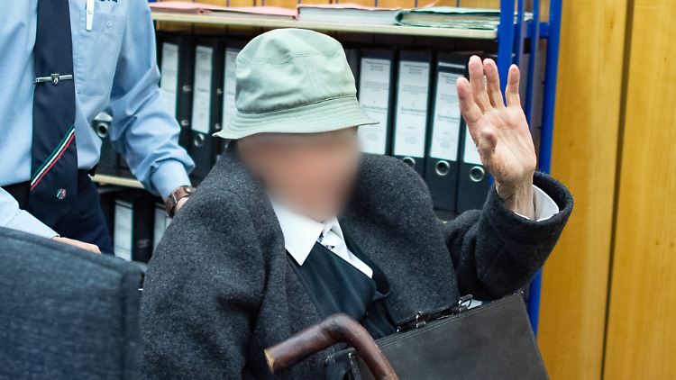 Auch von Gefangenen-Transporten habe er nichts mitbekommen, beteuert der mittlerweile 94-jährige ehemalige KZ-Aufseher.