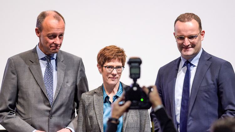 Ein gemeinsames Lächeln für die Kameras: Ex-Unionsfraktionschef Friedrich Merz, Generalsekretärin Annegret Kramp-Karrenbauer und Bundesgesundheitsminister Jens Spahn (v.l.) auf der CDU-Regionalkonfernenz in Lübeck.