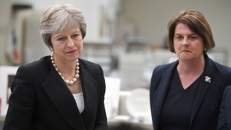 Theresa May ist auf die Unterstützung von Arlene Fosters DUP angewiesen.