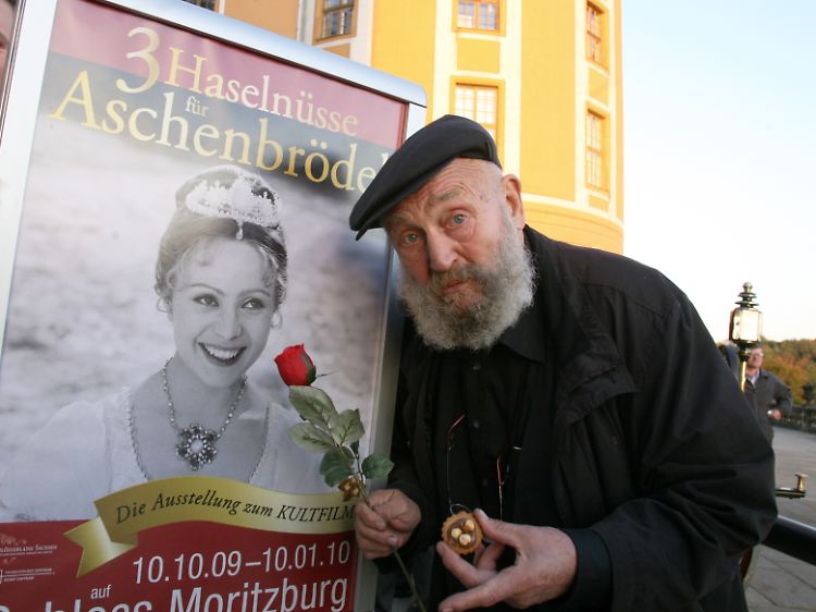 Hoppe im Oktober 2009 vor dem Werbeplakat "3 Haselnüsse für Aschenbrödel" anlässlich der Ausstellungseröffnung zum Kult-Märchenfilm auf Schloss Moritzburg.