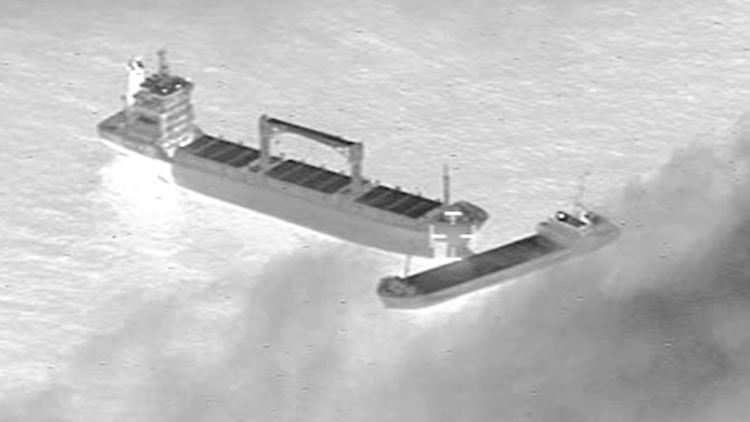 Die vom Havariekommando zur Verfügung gestellte Aufnahme zeigt die zwei kollidierten Schiffe.