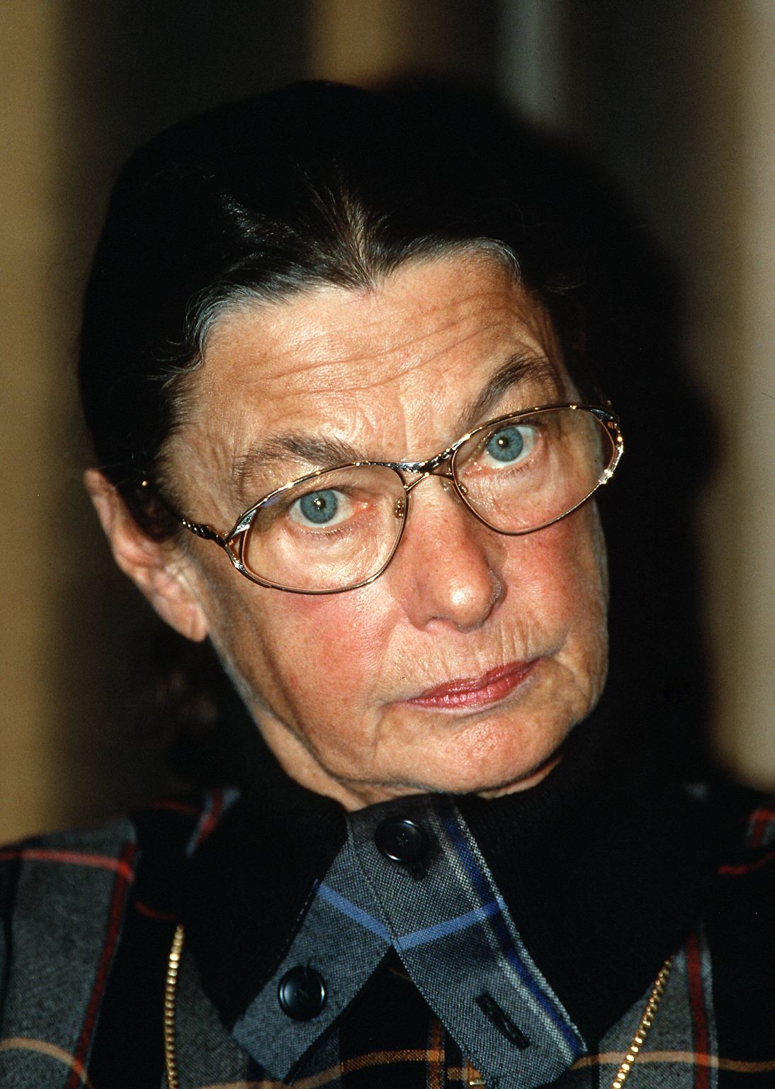Dieser strenge Blick ist Freunden und Experten des Eiskunstlaufens bekannt. Er ist ein Markenzeichen von Jutta Müller, einer der erfolgreichsten Trainerinnen der Welt.