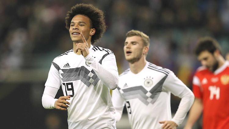 Sané wirbelt und begeistert - sogar den Bundestrainer.