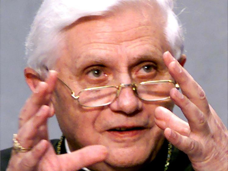 Joseph Kardinal Ratzinger, der heutige Papst Benedikt XVI., kommt nicht gut weg in dem Bericht.