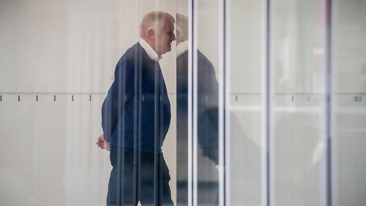 Eine offizielle Bewerbung für Seehofers Nachfolge gibt es nicht, die CSU geht aber mehrheitlich davon aus, dass nur Söder infrage kommt.