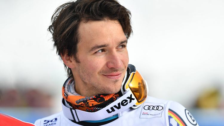 Ein sehnsüchtiger Blick auf den Berg: Felix Neureuther will diesen Winter wieder Siege einfahren.