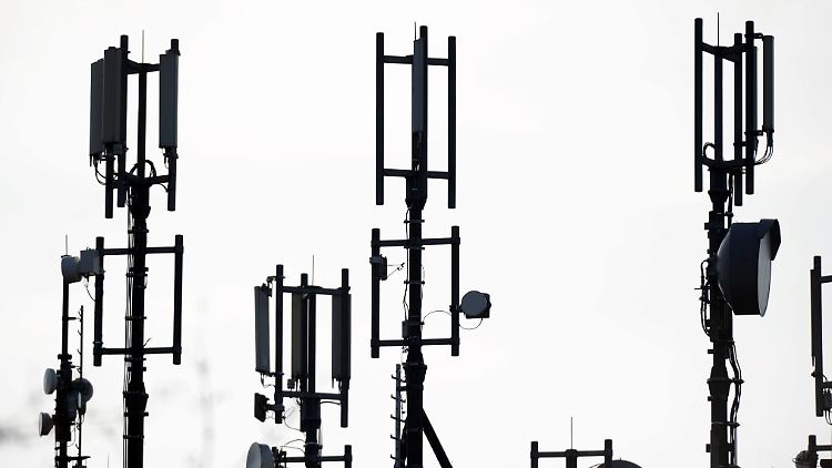 Bis Ende 2024 soll auf allen Bundes- und Landstraßen sowie an allen Zugstrecken schnelles mobiles Internet verfügbar sein.