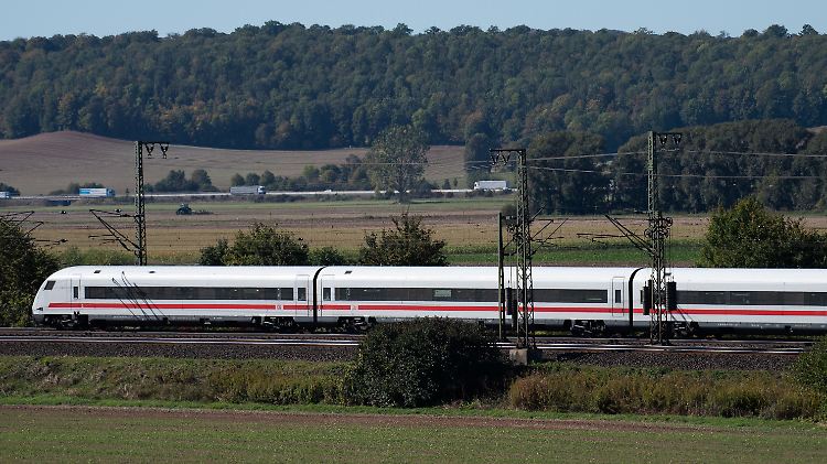Die Deutsche Bahn will in Stellwerke, neue Gleise und Oberleitungen und digitale Technik investieren.