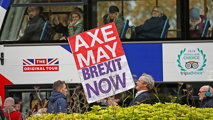 "May absägen, Brexit jetzt", steht auf dem Schild eines Demonstranten in London.
